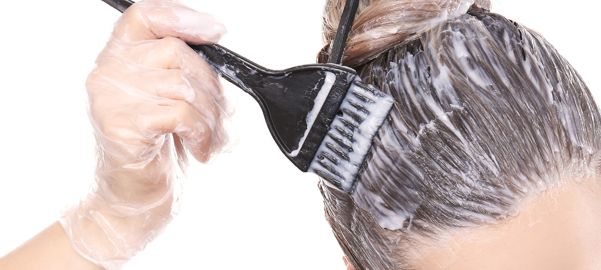 Eine Frau trägt Haarfärbung in Balayage-Technik auf