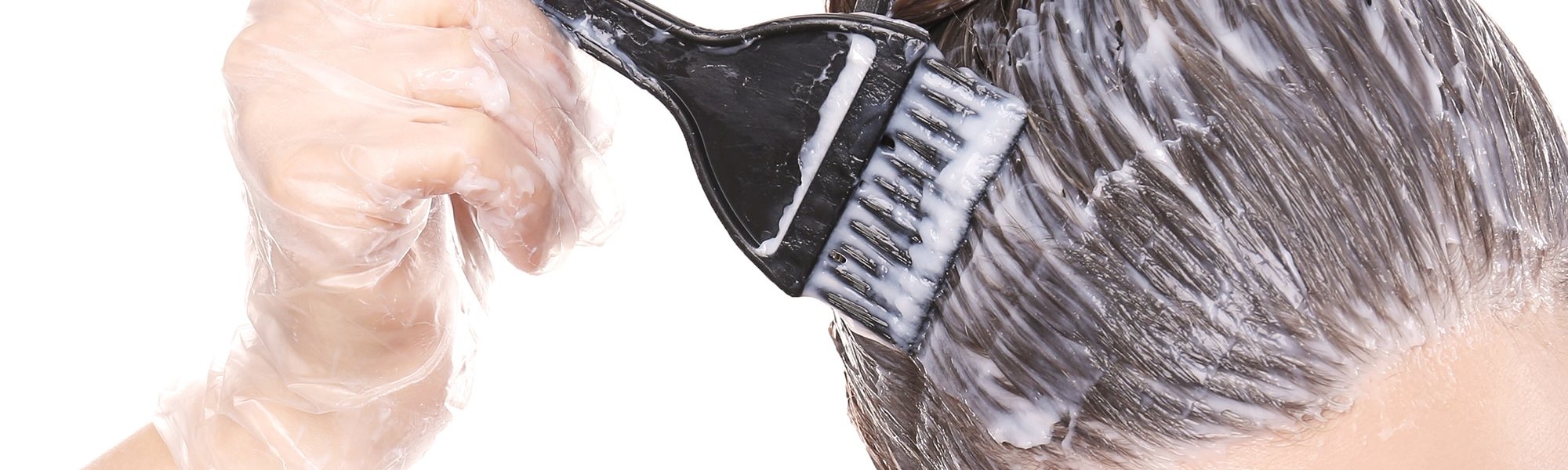 Eine Frau trägt Haarfärbung in Balayage-Technik auf