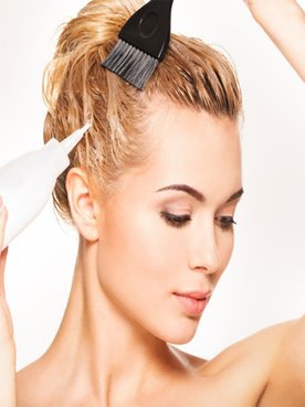 Eine Frau trägt Haarfärbung in Balayage-Technik auf