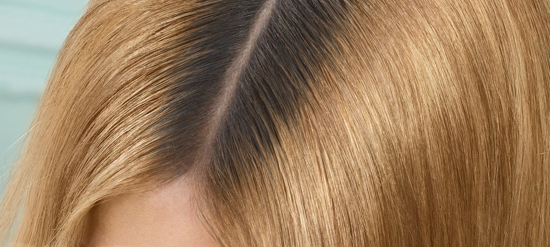 Frau mit gefärbten Haaren mit Mittelscheitel