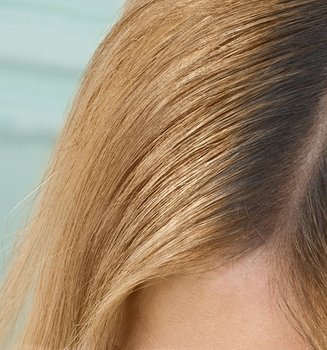 Frau mit gefärbten Haaren mit Mittelscheitel