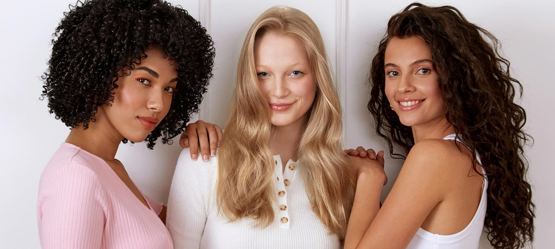 Drei Frauen mit verschiedenen Haarfarben und gelockten & gewellten Haaren