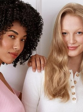 Drei Frauen mit verschiedenen Haarfarben und gelockten & gewellten Haaren