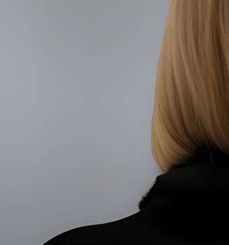 Langes blond gefärbtes Haar einer Frau - Detailansicht