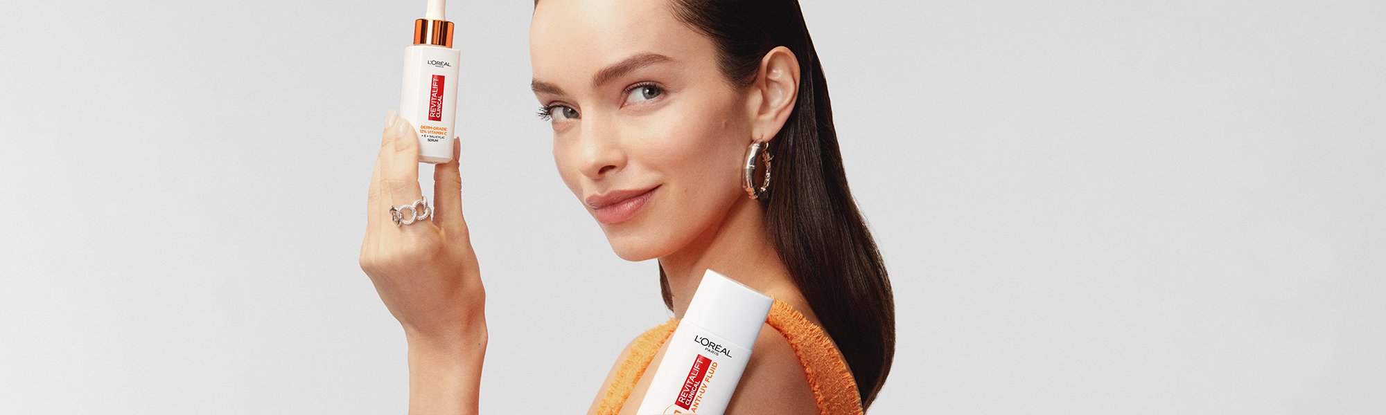 Luma Grothe hält Clinical Vitamin C Produkte in ihren Händen