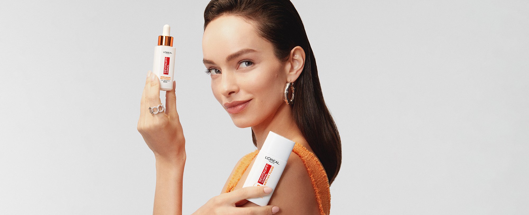 Luma Grothe hält Clinical Vitamin C Produkte in ihren Händen