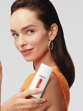 Luma Grothe hält Clinical Vitamin C Produkte in ihren Händen