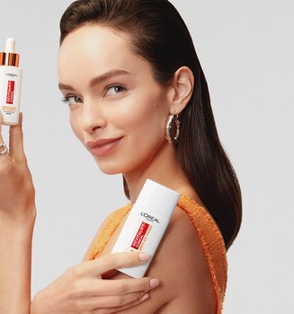 Luma Grothe hält Clinical Vitamin C Produkte in ihren Händen