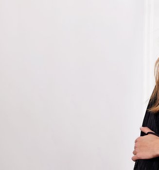 Brünette Frau mit Balayage Ombre Effekt im Haar
