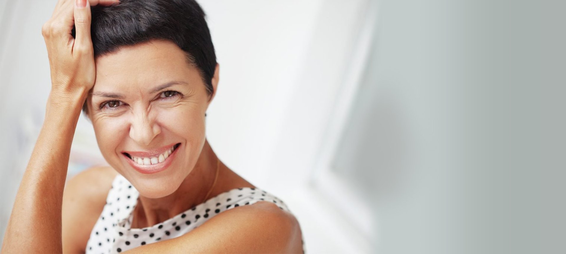 Ein Frau mit lockigem Haar und Brille