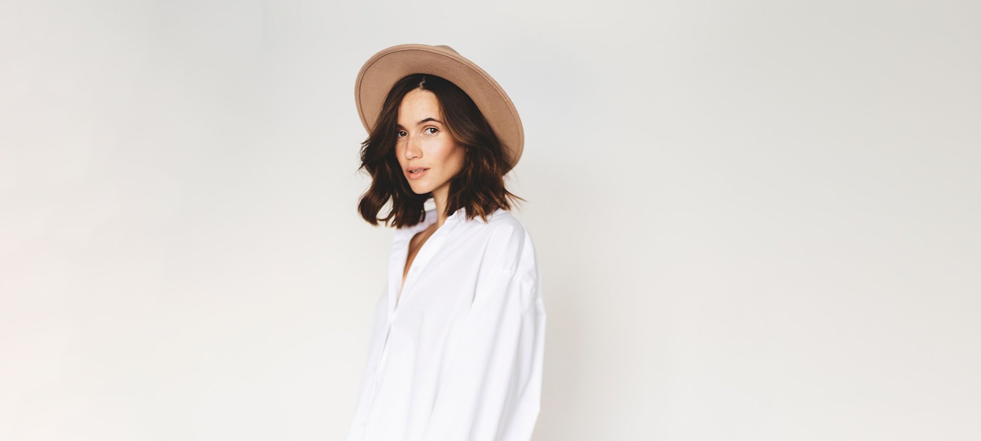 Frau mit schwarzen Haaren und Hut