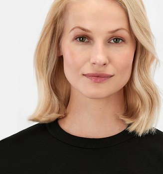 Eine Frau mit mittellangen blonden Haaren