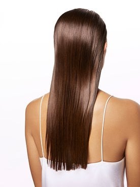 Junge Frau mit langen glatten Haaren - Ansicht von hinten