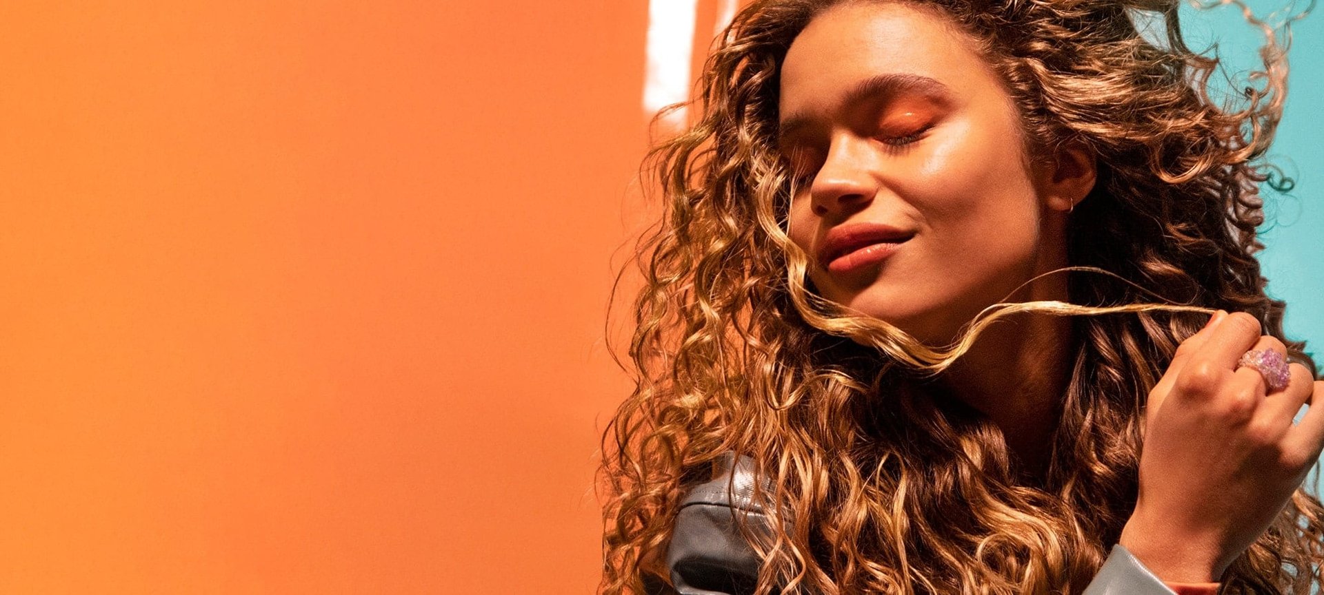 Junge Frau mit langen gelockten Haaren