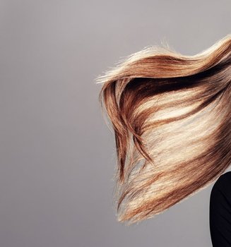 Frau im Profil mit wehenden zusammengebundenen Haaren