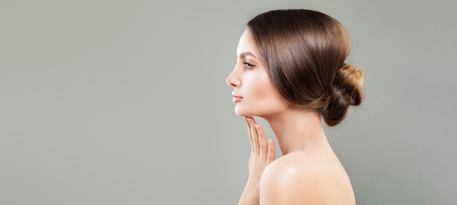 Junge Frau mit Hochsteckfrisur im Profil 