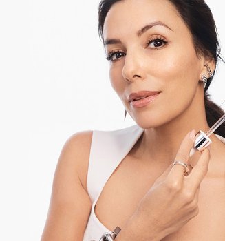 Eva Longoria hält eine Pipette in der Hand