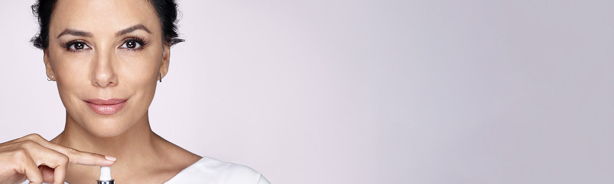 Eva Longoria hält ein L'Oréal Produkt in den Händen.