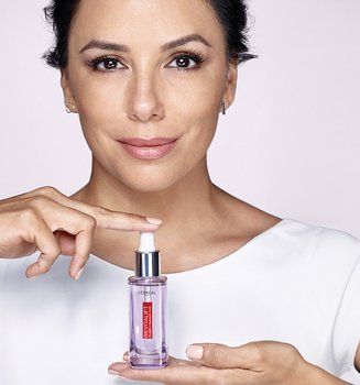 Eva Longoria hält ein L'Oréal Produkt in den Händen.