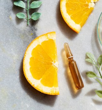 Stillleben mit Orangenscheiben & -Stücken, Glasschale Pipetten & Kräuterzweigen