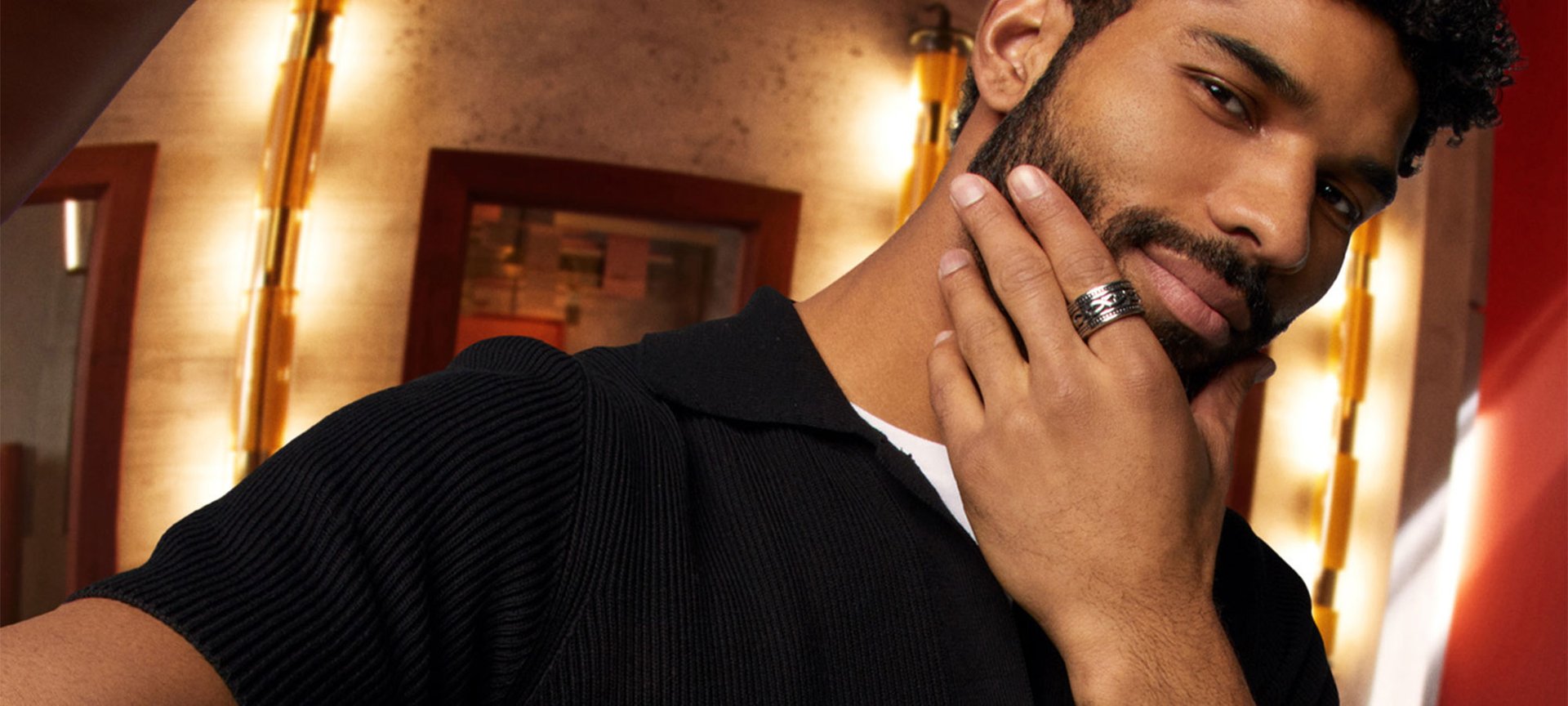 Ein Mann fasst seinen Bart an