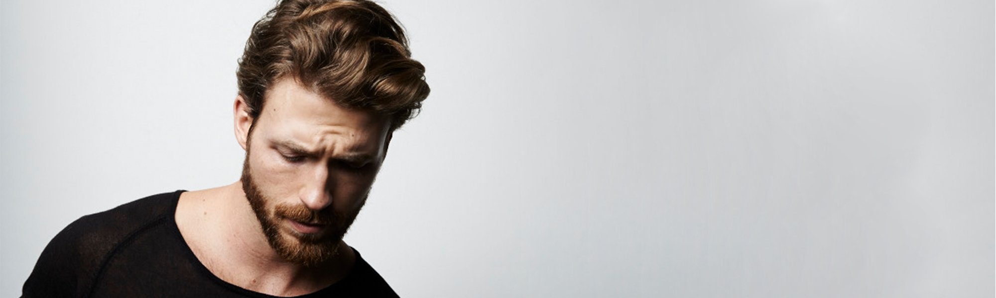 Mann mit 5-Tage-Bart schaut in die Kamera