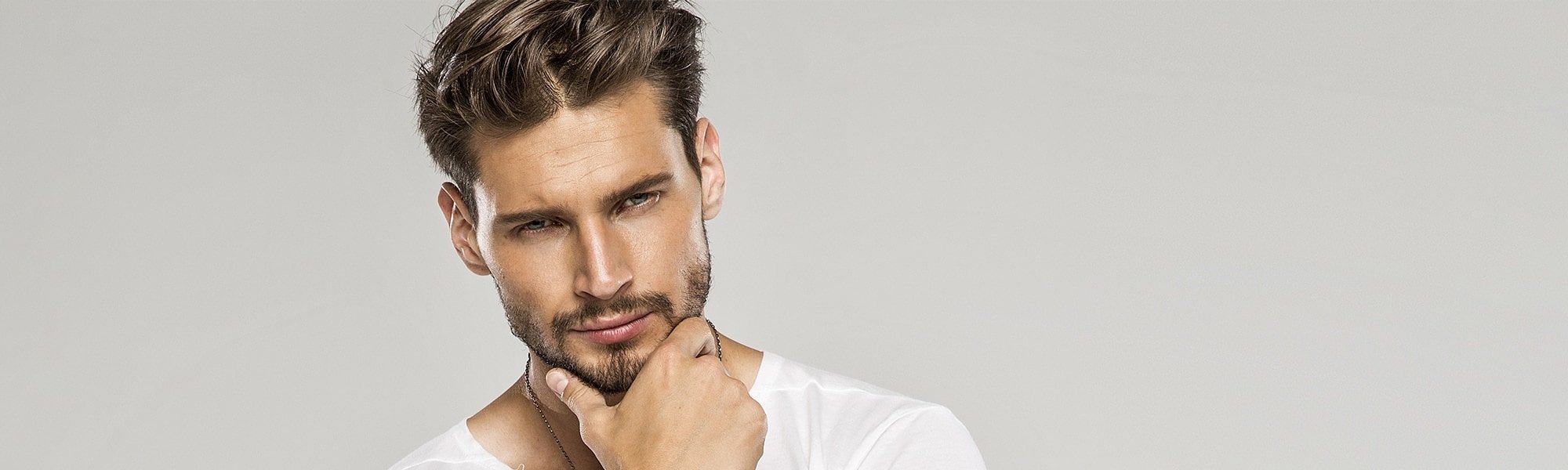 Junger Mann mit dunkelblonden Haaren