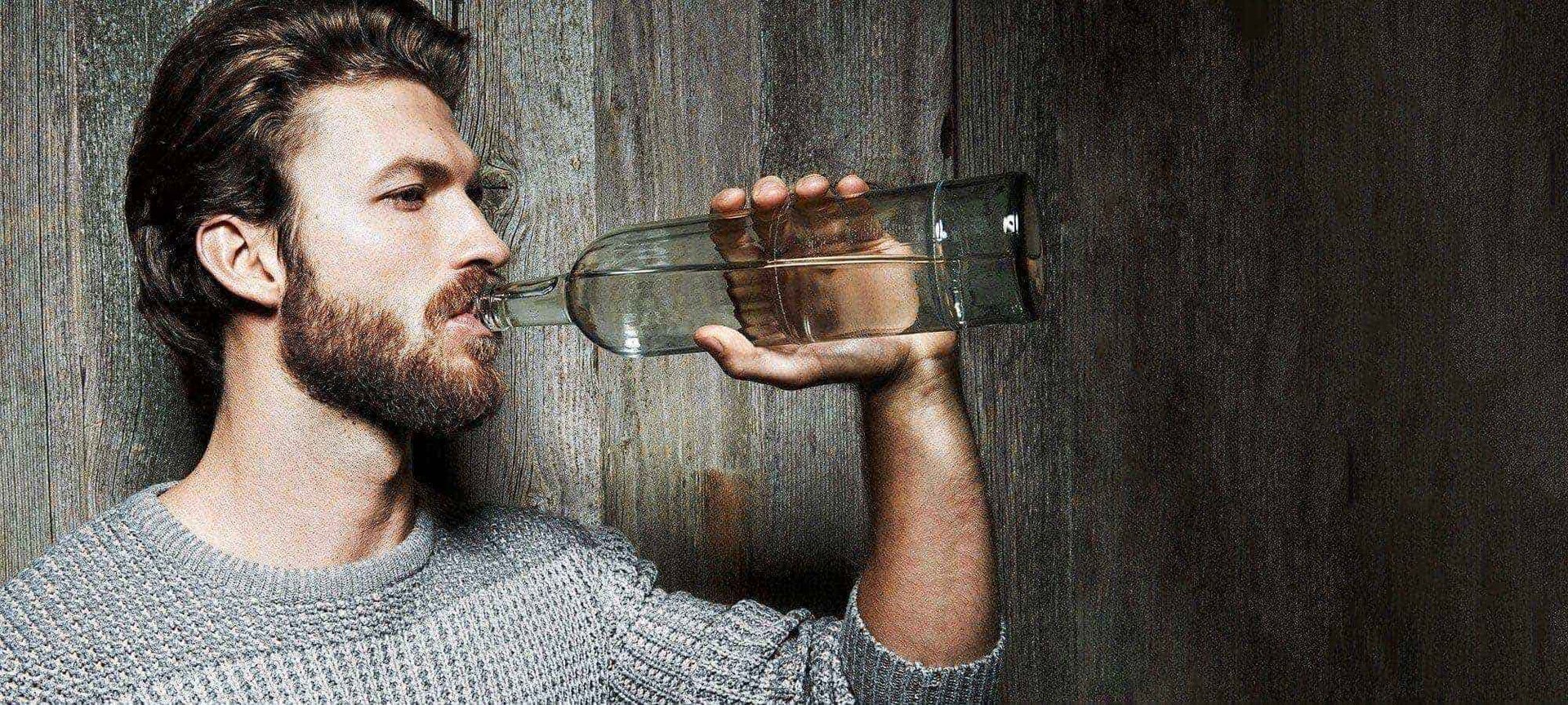 Frau flirtet mit einen Mann in einem Café