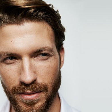 Bärtiger Mann mit braunem Haar