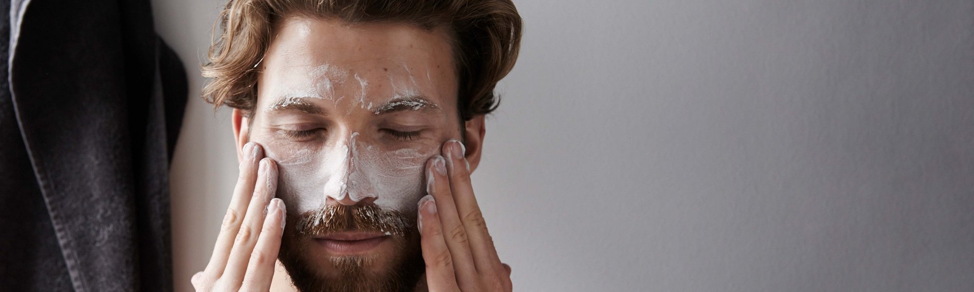 Ein Mann seift sich sein Gesicht ein