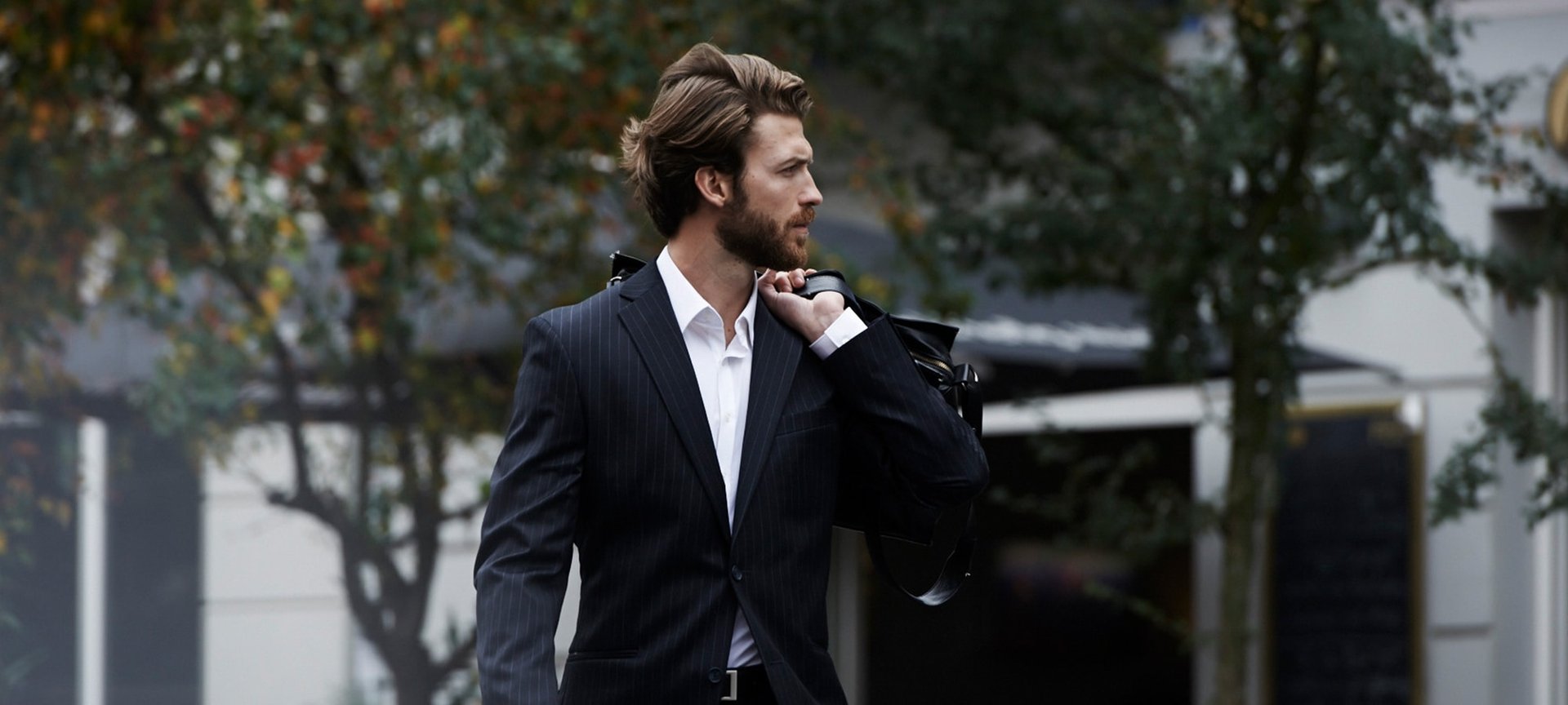 Ein Mann im Anzug auf der Straße unterwegs