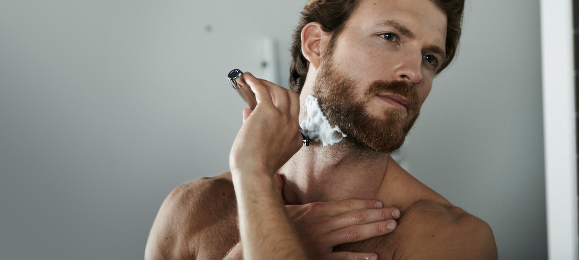 Ein junger Mann bei der Nassrasur