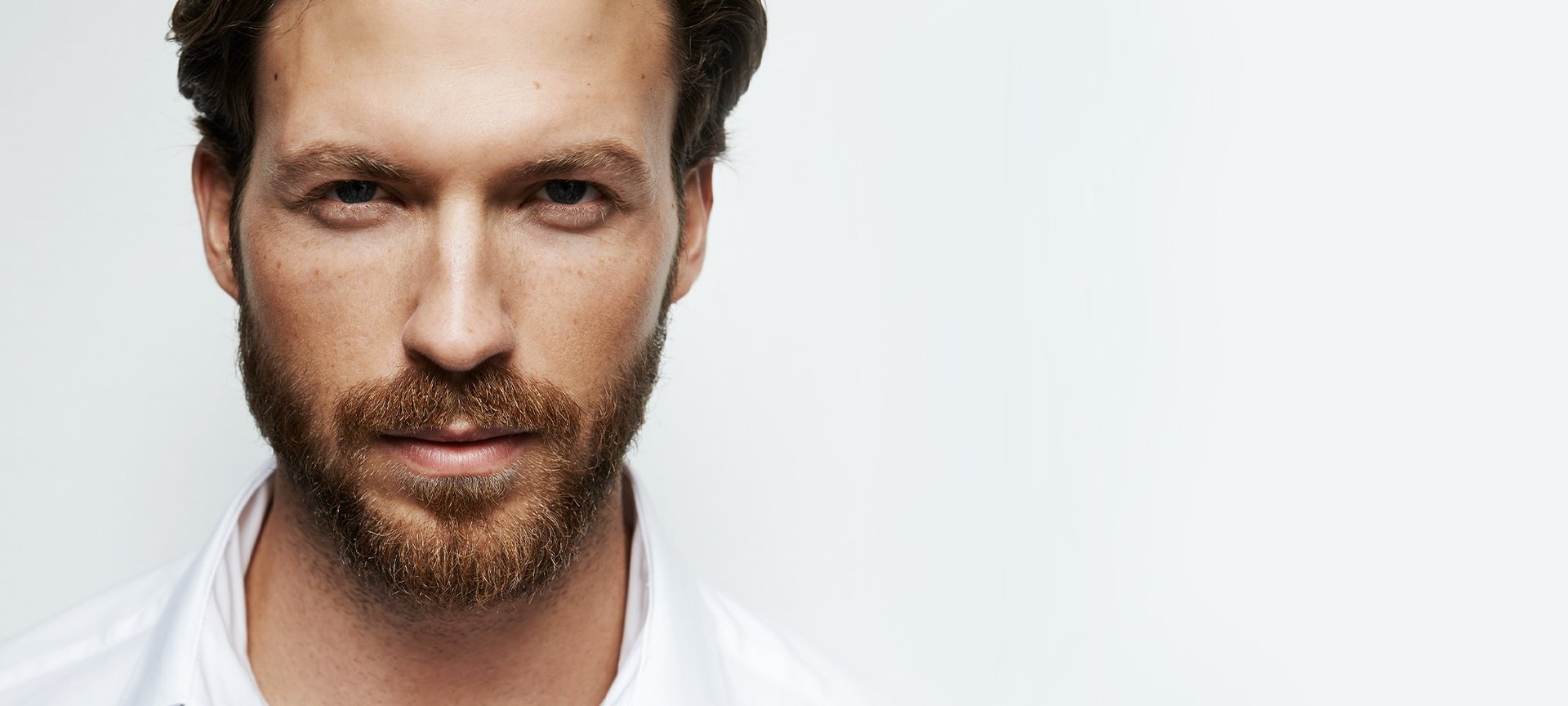 Mann mit Bart frontal