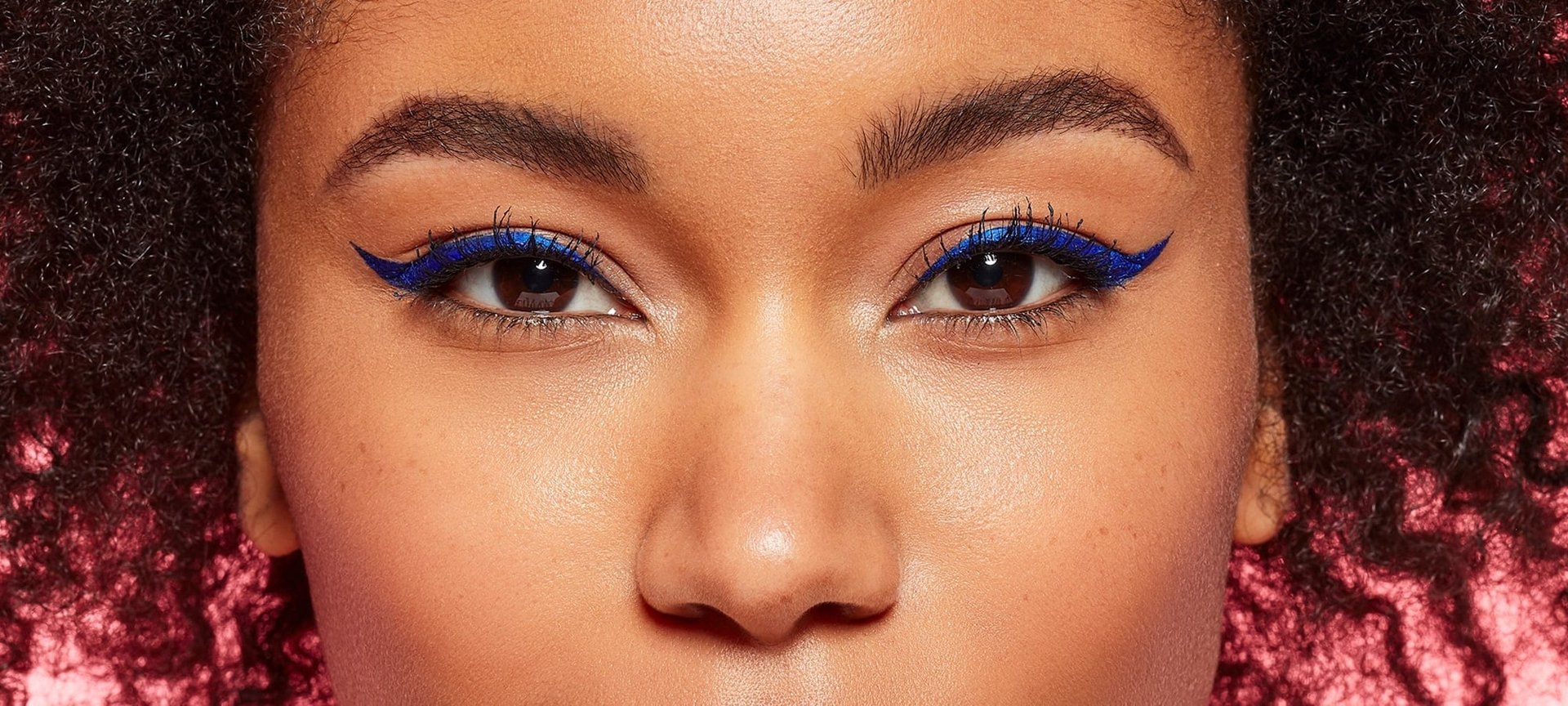 Gesichtsauschnitt einer Junge Frau mit Augen Make-up