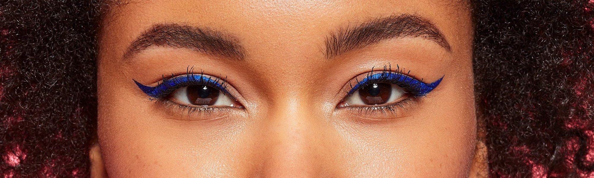 Gesichtsauschnitt einer Junge Frau mit Augen Make-up