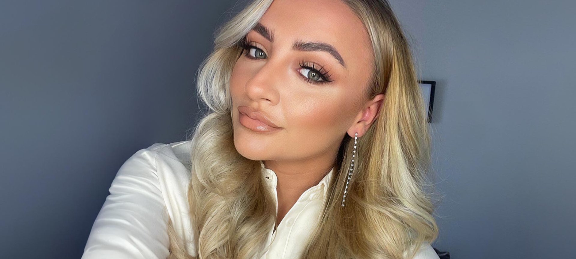 Eine geschminkte Frau blickt in die Kamera