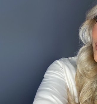 Eine geschminkte Frau blickt in die Kamera