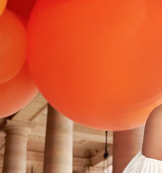 Eine Junge Frau mit zurückgebundenen Haaren und sommerlichem Make-up