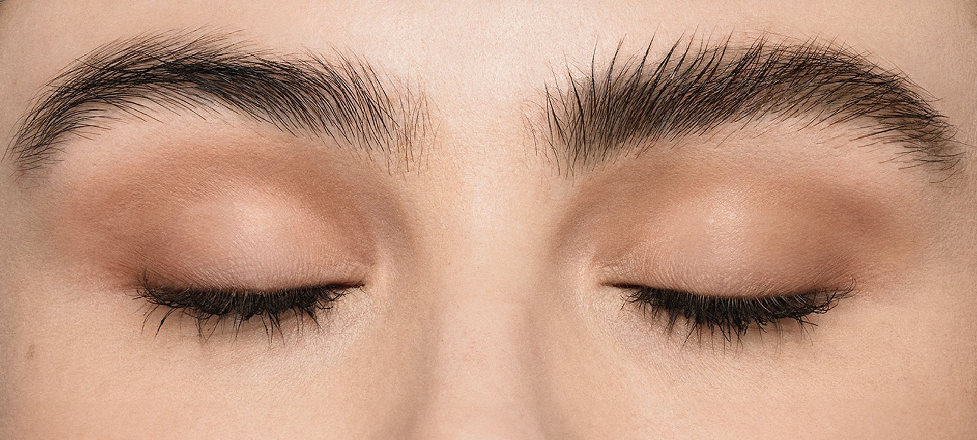 Anwendung Augenbrauen Gel - vorher/nachher Vergleich einer Augenpartie einer jungen Frau