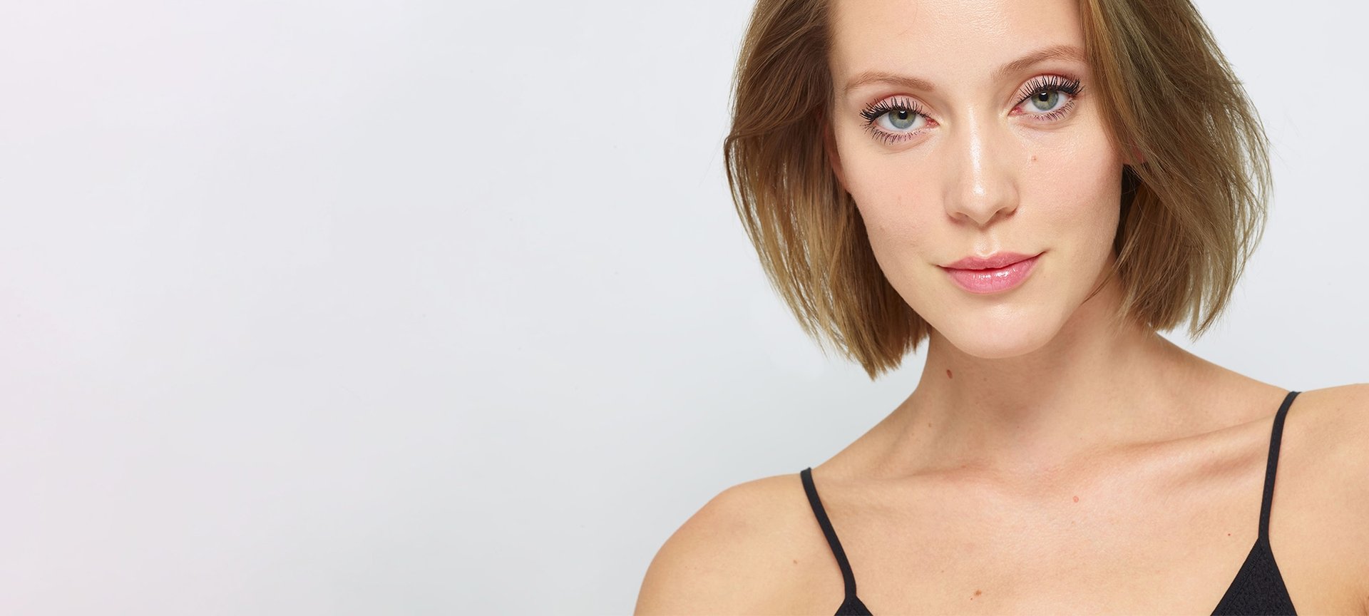 Eine Frau mit halblangen haaren &  dezentem Make-up