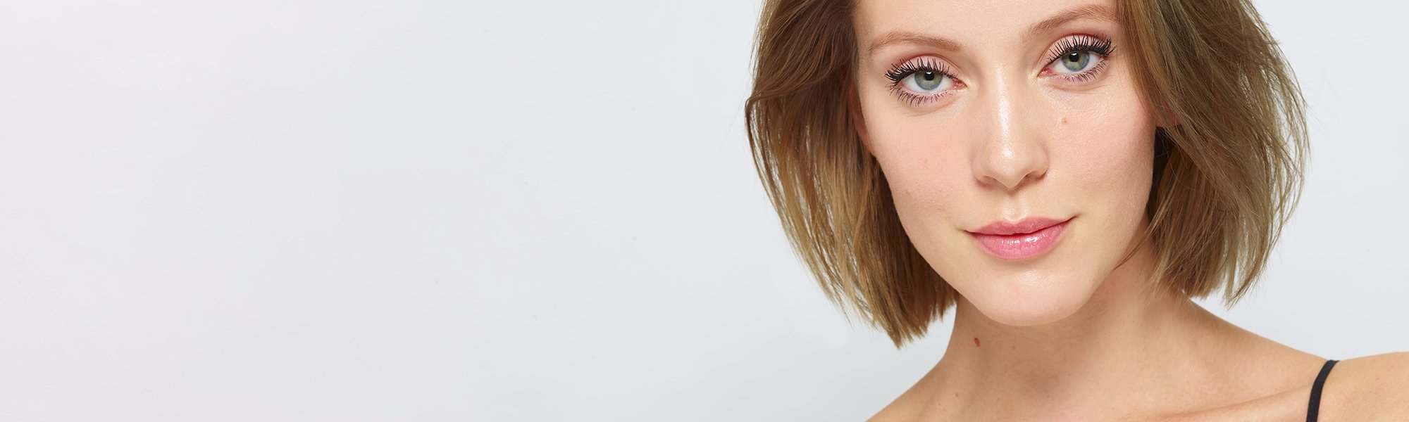Eine Frau mit halblangen haaren & dezentem Make-up