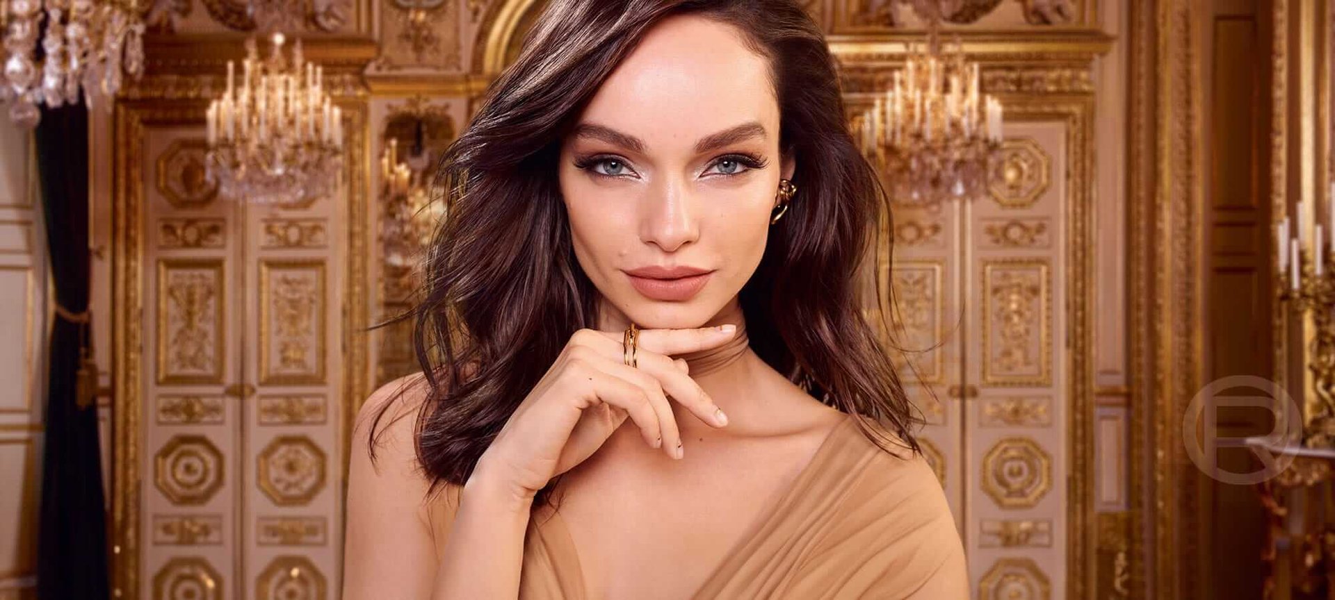 Luma Grothe hält eine Hand unter ihr Kinn