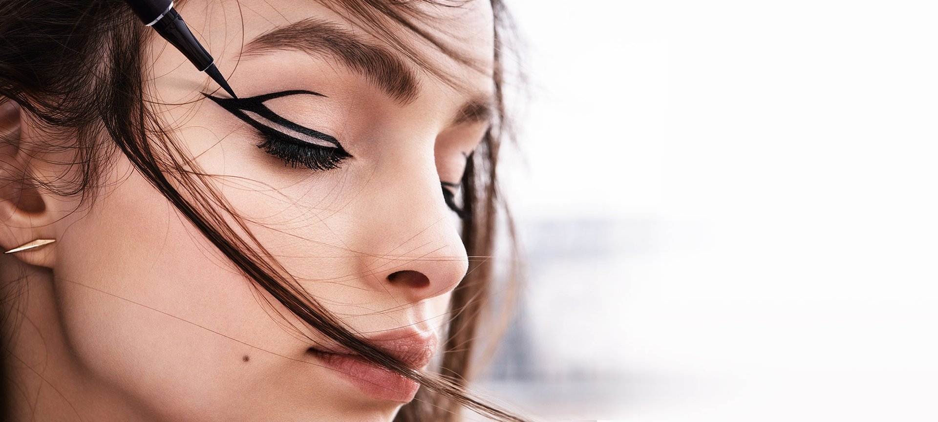 Junge Frau mit schwarzem Outfit und schwarzen langen Haaren