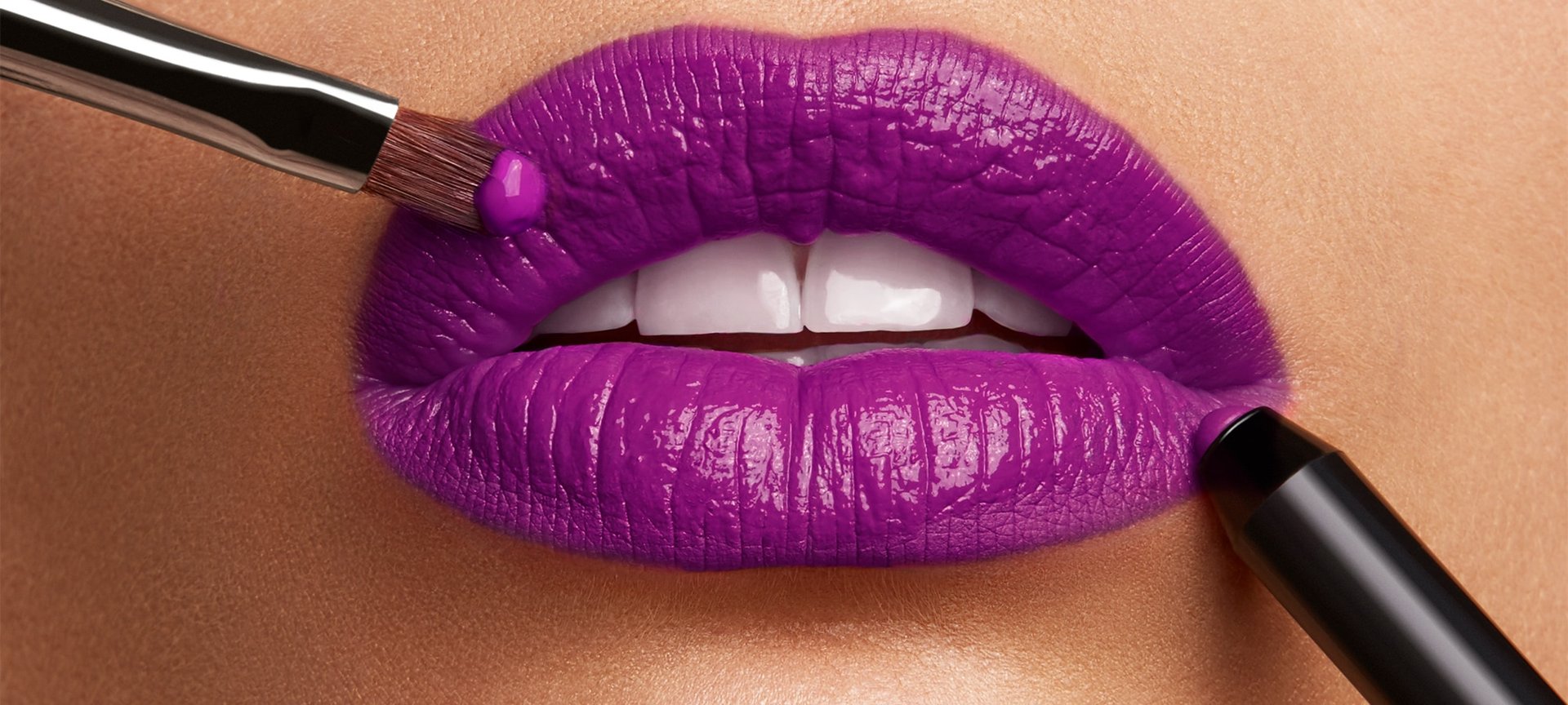 Volle Lippen werden mit Stift und Pinsel violett geschminkt