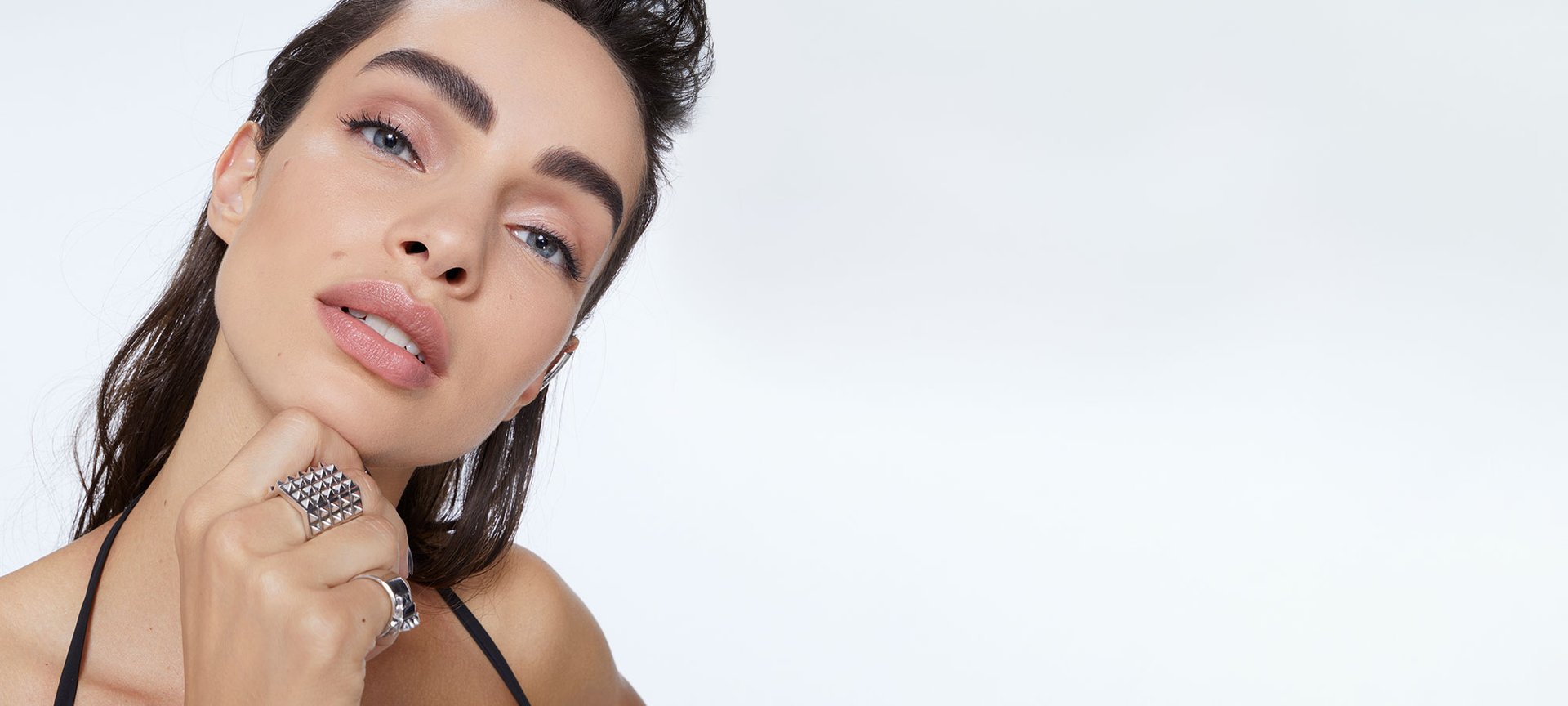 Luma Grothe mit Augenbrauenstift Make-up