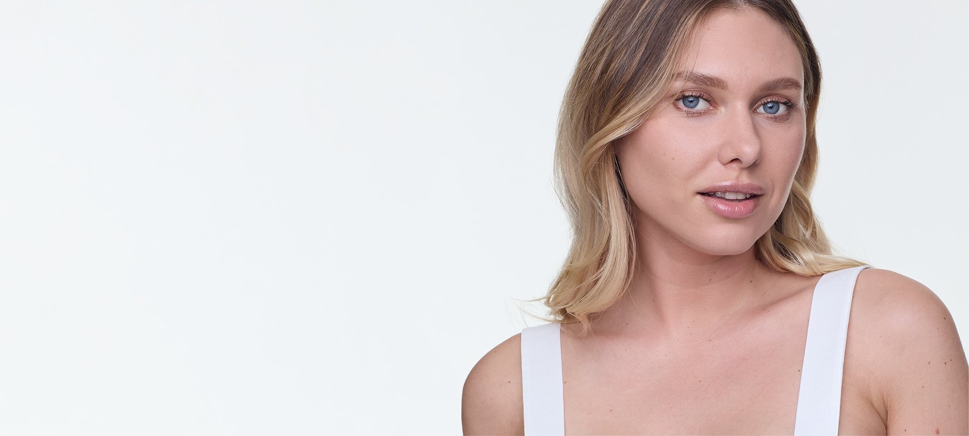 Ein Frau mit langen blonden Haaren und dezentem Make-up