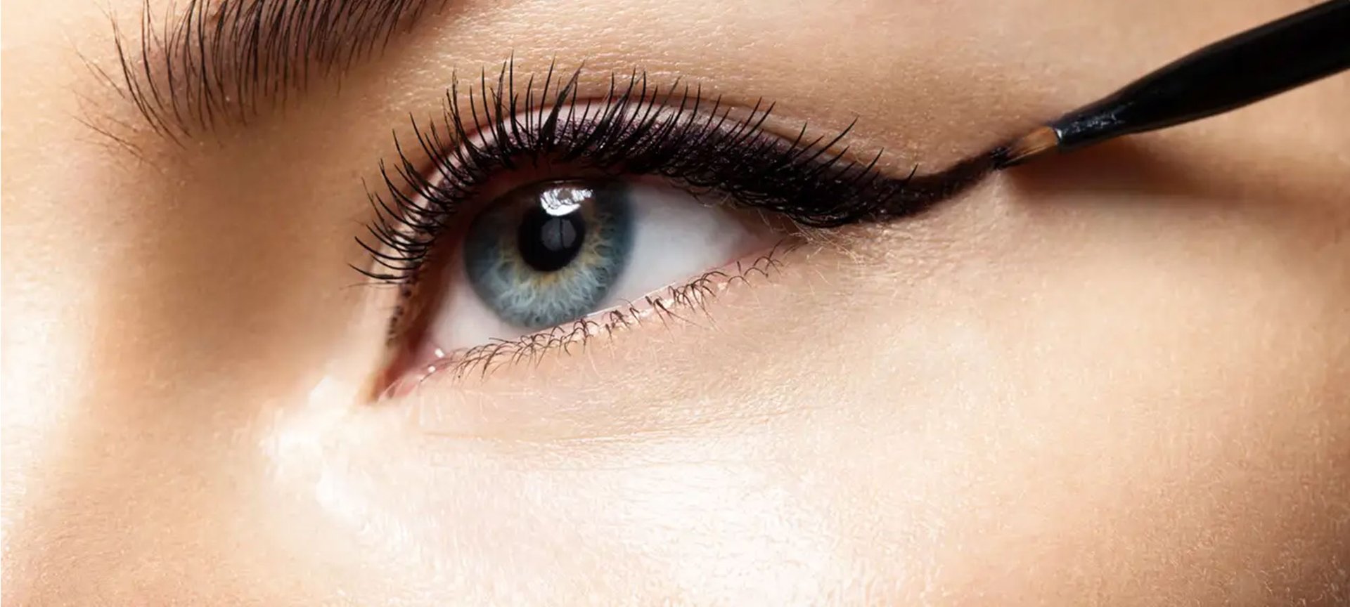 Nahaufnahme einer Frau, die Eyeliner aufträgt