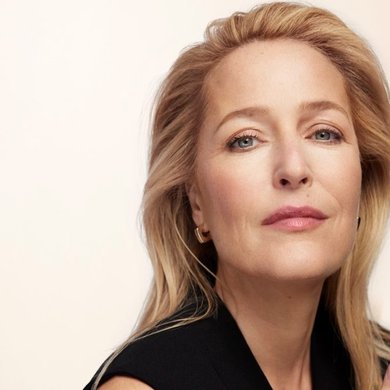 Gillian Anderson hält Le Duo Serum