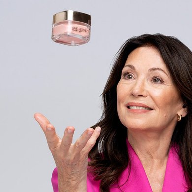Iris Berben wirft Golden Age Tagescreme in die Luft