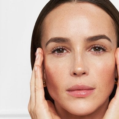 Model blickt in die Kamera für L'Oréal Paris Zell Renaissance